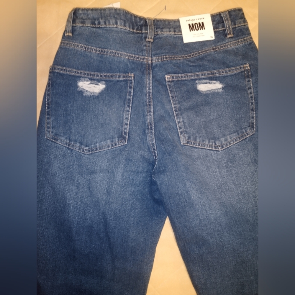 NWT Mom Refgue High Rise Distressed Blue Jeans Size 5.